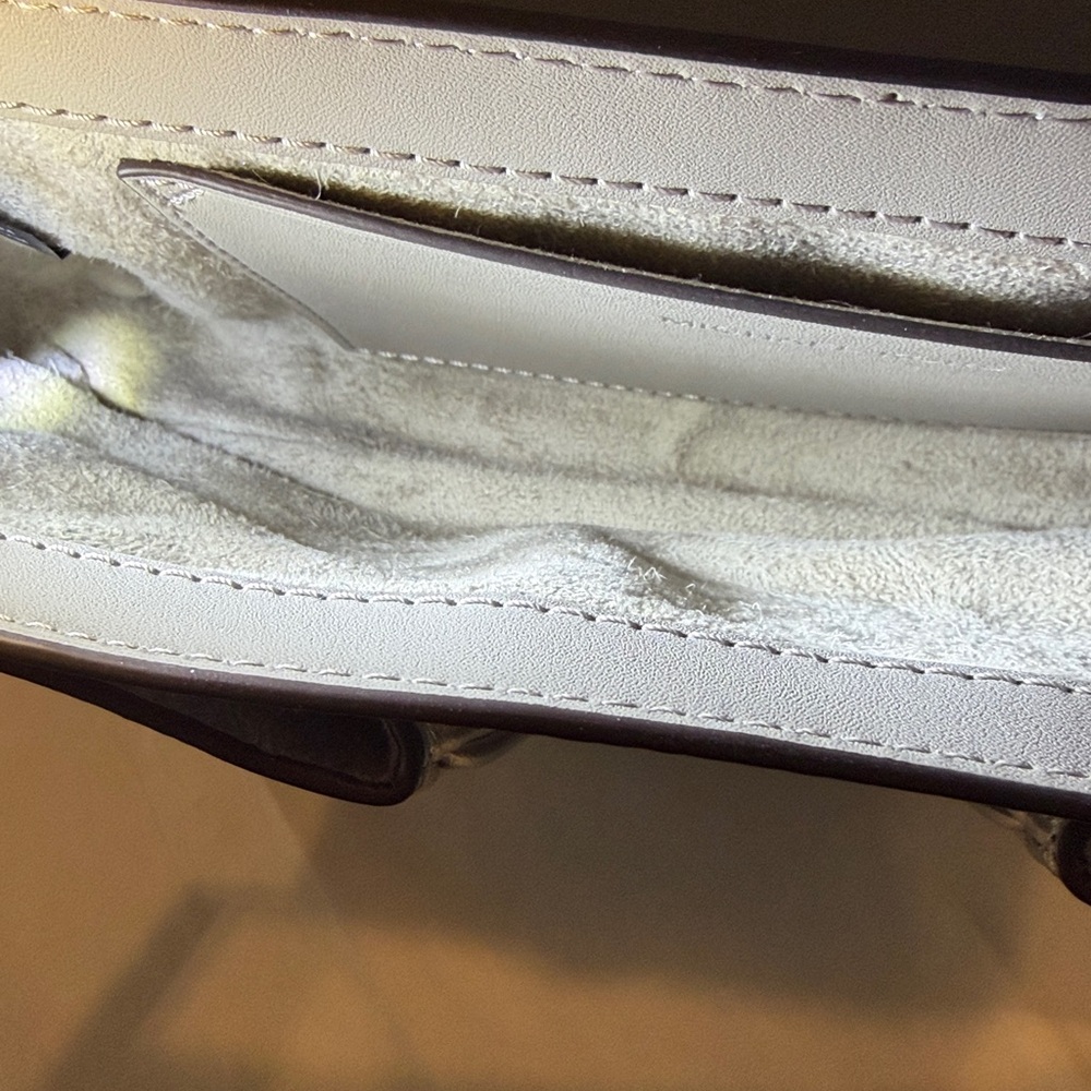 Micheal Kors Colby Silver Leather Shoulder Bag - Picture 6 of 9